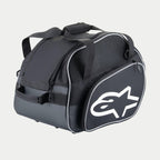 Alpinestars Flow V3 Helmet Bag, bolsa de almacenamiento protectora para cascos integrales, negro y blanco, con un gran logo blanco en el lateral, paneles de ventilación de malla y asas reforzadas, diseño de poliéster duradero para equipo de carreras.