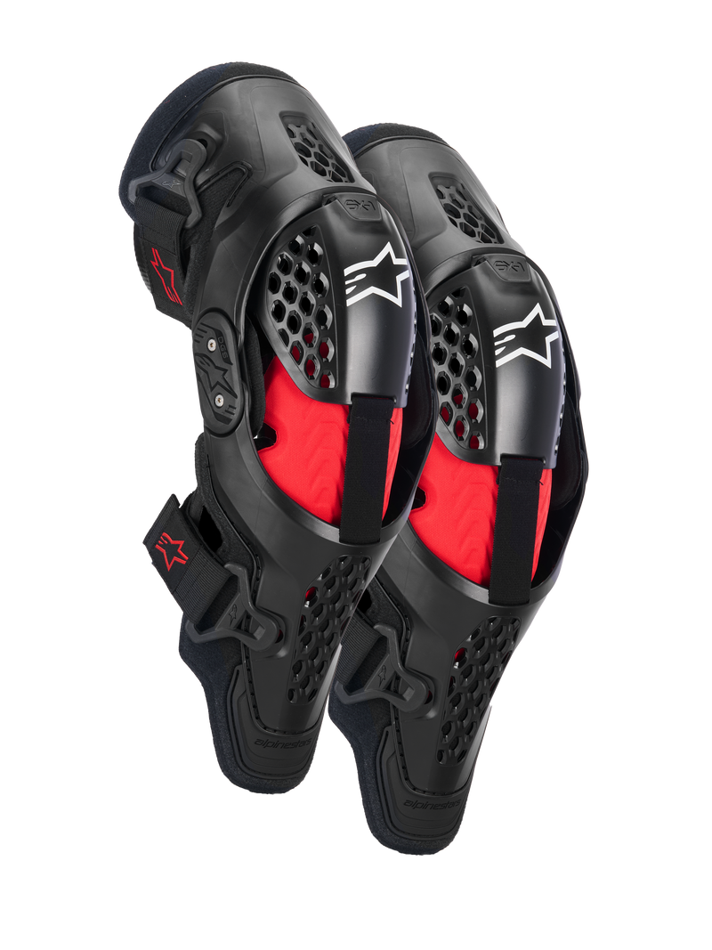 Rodilleras Alpinestars SX-1 Plasma, protección de rodilla para motocross, negro y rojo, con marcos semirrígidos ventilados, acolchado interior rojo, logos blancos de Alpinestars en la rótula y diseño de bisagra de doble pivote para rendimiento todoterreno