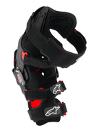 Rodillera Alpinestars RK-7 Plasma, protector de rodilla para motocross, negro y rojo, vista lateral con marco asimétrico reforzado con fibra, sistema de bisagra de cuatro puntos y correas acolchadas en forma de X con logos Astar blancos