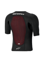 Chaqueta de protección Alpinestars Bionic Plasma LT - Manga corta, vista trasera, construcción de malla transpirable negra con protector de espalda Nucleon PLASMA texturizado en rojo, logotipo de estrella y marca Alpinestars en blanco, equipo de protección para off-road y motocross