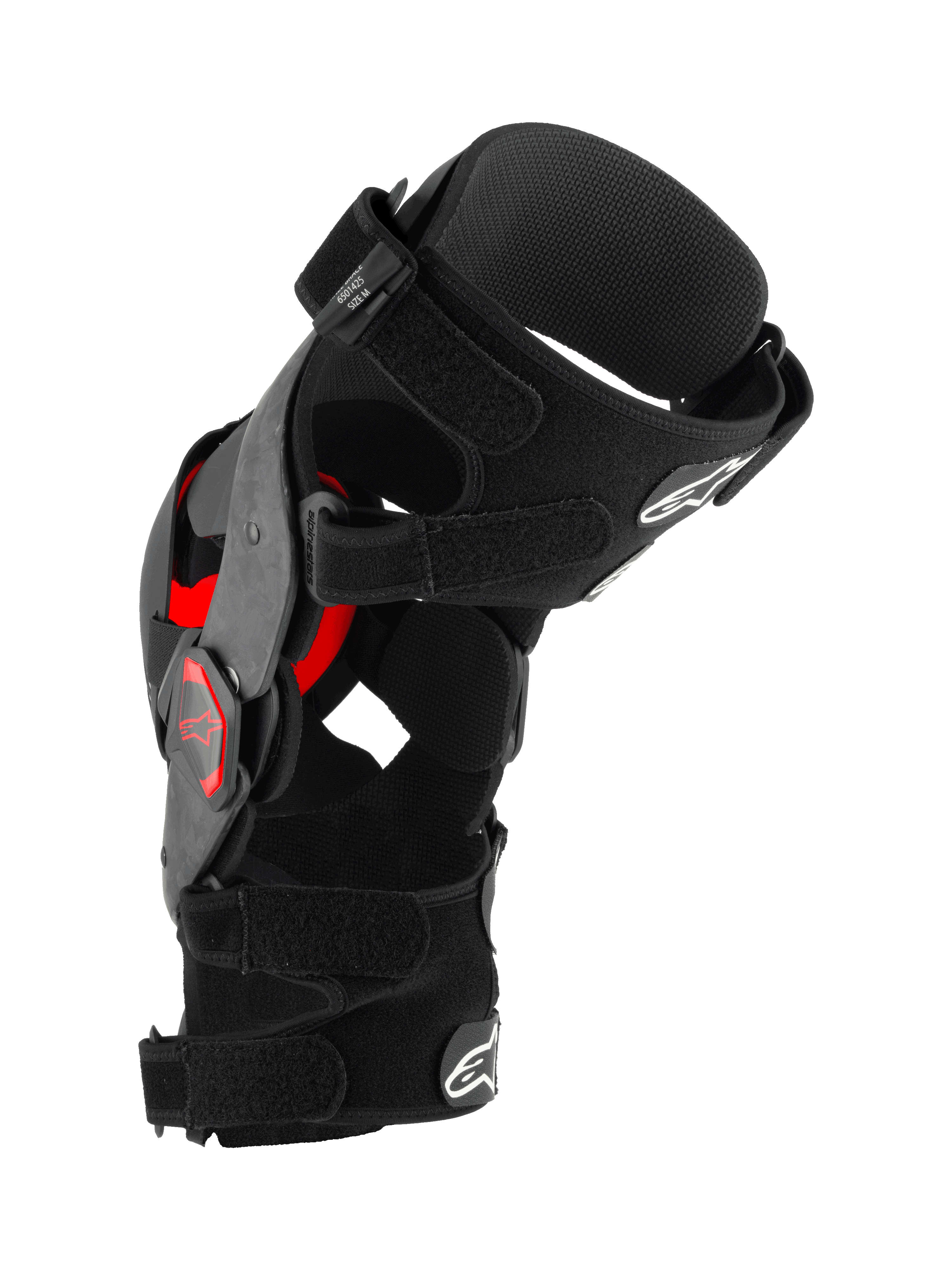 Rodillera Alpinestars Supertech RK-10 Plasma, protector de rodilla para motocross, negro y rojo, vista de perfil lateral que muestra la estructura de fibra de carbono forjada, correas ajustables e inserciones rojas de Nucleon PLASMA, equipo de protección para carreras off-road