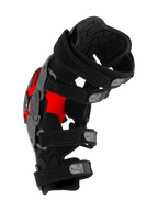 Alpinestars RK-1 Plasma Knee Brace, protector de rodilla para motocross, negro y rojo, vista lateral que muestra cuatro correas ajustables numeradas y acolchado interior texturizado, equipo de protección técnica para competición off-road