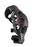 Rodillera Alpinestars RK-1 Plasma, protección de rodilla para moto, negro y rojo, vista de perfil lateral con sistema de bisagra articulada de cuatro puntos, copa de rodilla de triple segmento y correas ajustables para carreras off-road