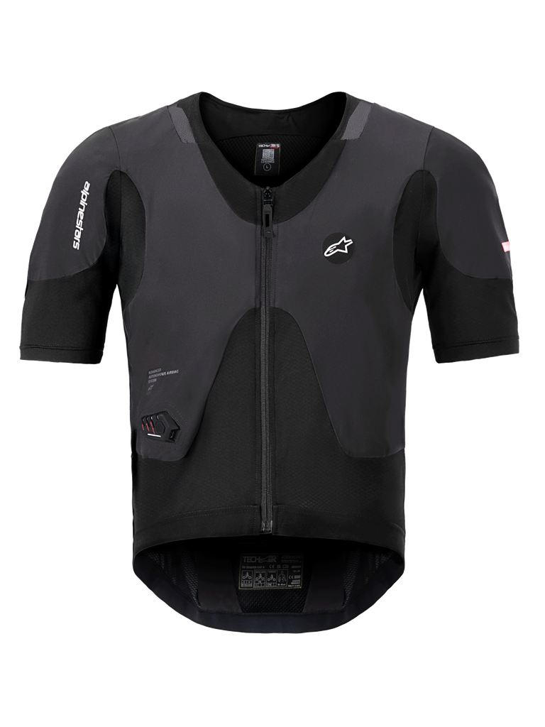 Alpinestars Tech-Air 5 Plasma System, chaleco airbag negro, vista frontal con mangas cortas y cremallera central, incluye el logotipo de Alpinestars y una pantalla LED de estado integrada, prenda protectora interior ultradelgada para la seguridad del motociclista
