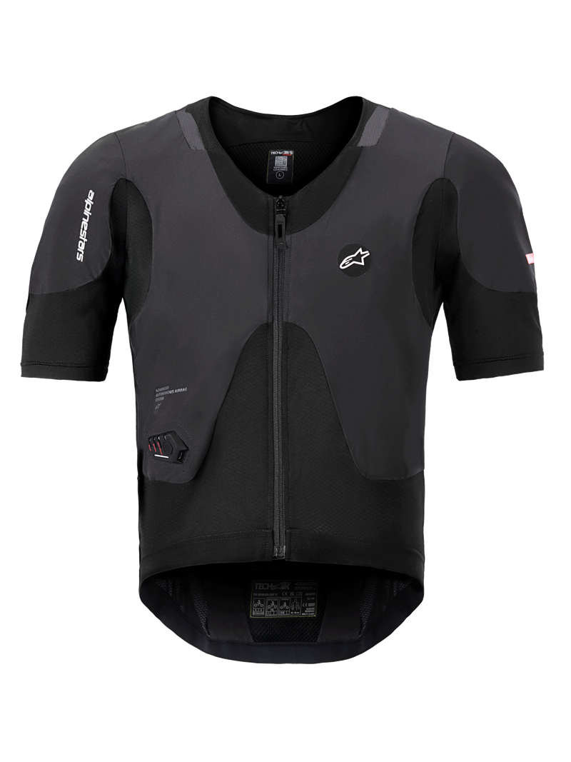 Alpinestars Tech-Air 5 Plasma System, chaleco airbag negro, vista frontal con mangas cortas y cremallera central, incluye el logotipo de Alpinestars y una pantalla LED de estado integrada, prenda protectora interior ultradelgada para la seguridad del motociclista