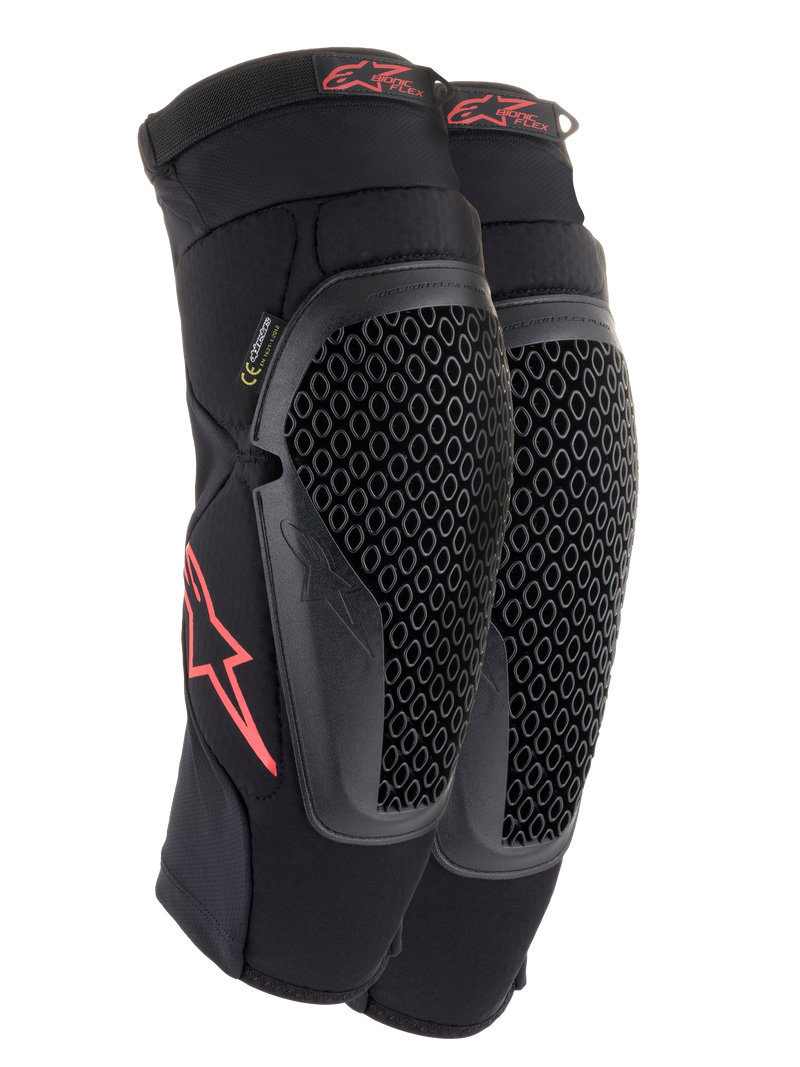 Alpinestars Bionic Flex Knee Protectors, negro y rojo, par de protectores de rodilla para motocross con tecnología Nucleon Flex perforada, logotipos Astars rojos y correas elásticas en una manga de malla negra transpirable.