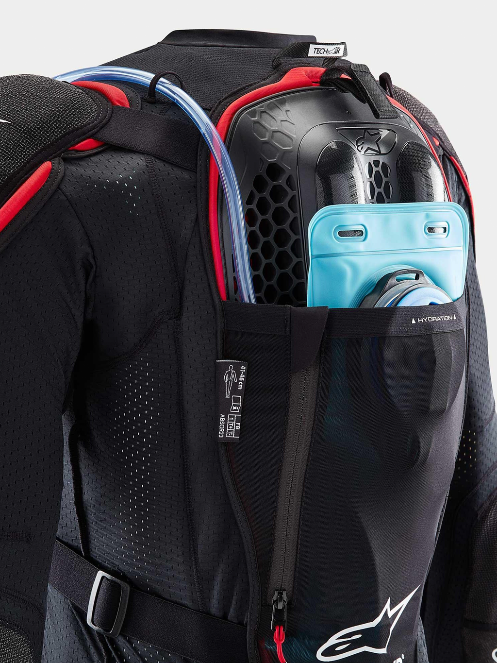 Alpinestars Tech-Air® Off-Road Sistema De Airbag, sistema de airbag off-road para moto, vista trasera, negro y rojo, con protector de espalda Nucleon CELL integrado y bolsillo para bolsa de hidratación