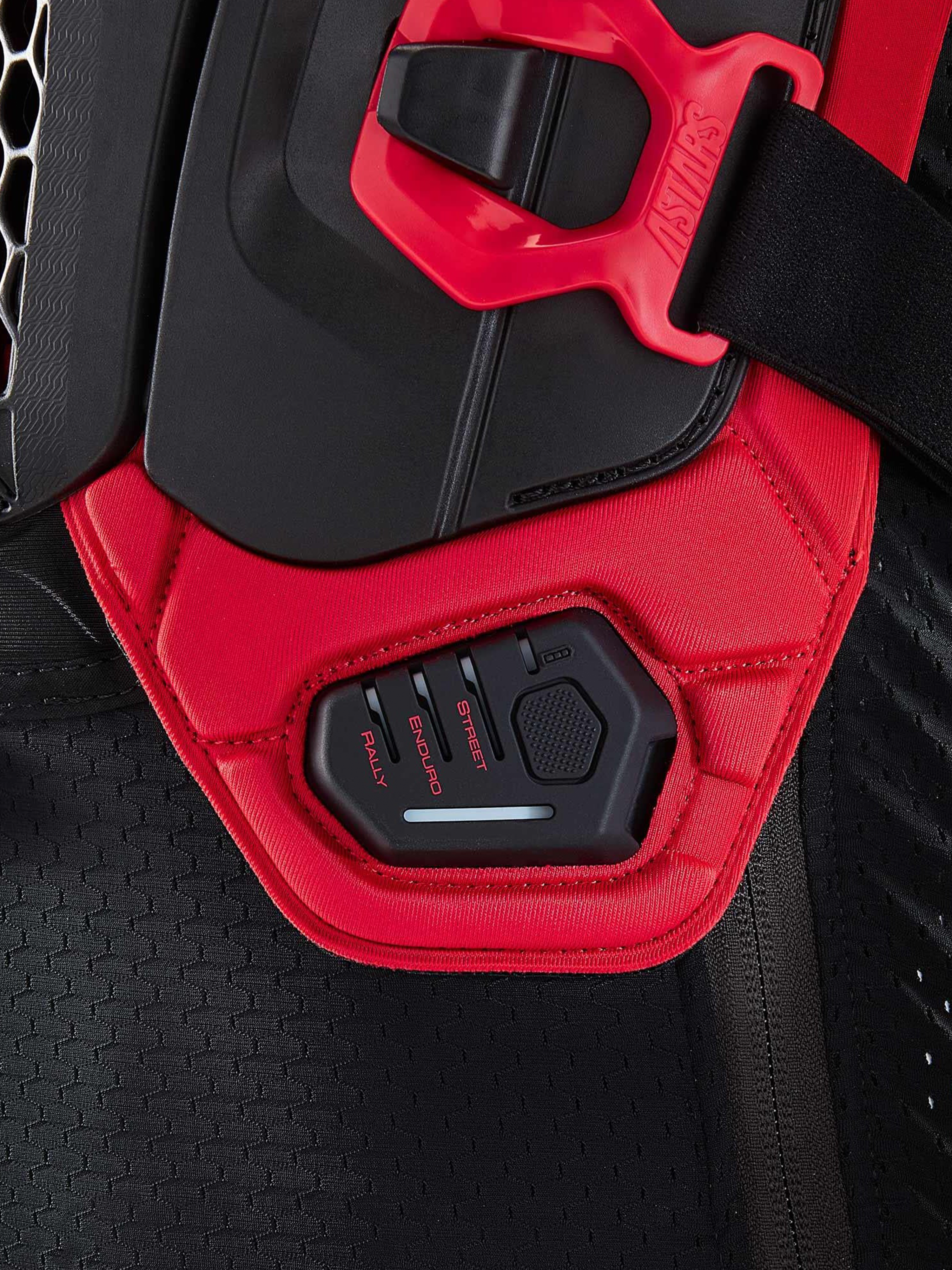 Tech-Air® Off-Road Sistema De Airbag, detalle en primer plano de la unidad de control que muestra los modos de conducción RALLY, ENDURO y STREET, negro y rojo, construcción textil