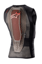 Alpinestars Nucleon Flex Pro Protection Vest, chaleco de protección para moto, humo transparente, rojo y negro, vista trasera que muestra el protector de espalda con estructura híbrida Cell y detalles rojos, chasis de malla negra ventilada y diseño de seguridad ergonómico