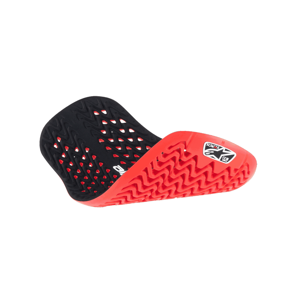 Inserto de protector de espalda Alpinestars Nucleon Plasma, rojo y negro, mostrado en posición doblada para resaltar su flexibilidad, con un interior negro perforado y un exterior rojo texturizado con patrón en zigzag y logotipo blanco de Alpinestars, protección para motocicleta ligera y ventilada.