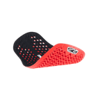 Inserto de protector de espalda Alpinestars Nucleon Plasma, rojo y negro, mostrado en posición doblada para resaltar su flexibilidad, con un interior negro perforado y un exterior rojo texturizado con patrón en zigzag y logotipo blanco de Alpinestars, protección para motocicleta ligera y ventilada.