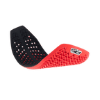 Alpinestars Nucleon Plasma Full Back Protector Insert, rojo y negro, protector de espalda flexible para motocicleta mostrado curvado para demostrar su flexibilidad, con estructura de panal ventilada y patrones ondulados para la absorción de impactos y transpirabilidad