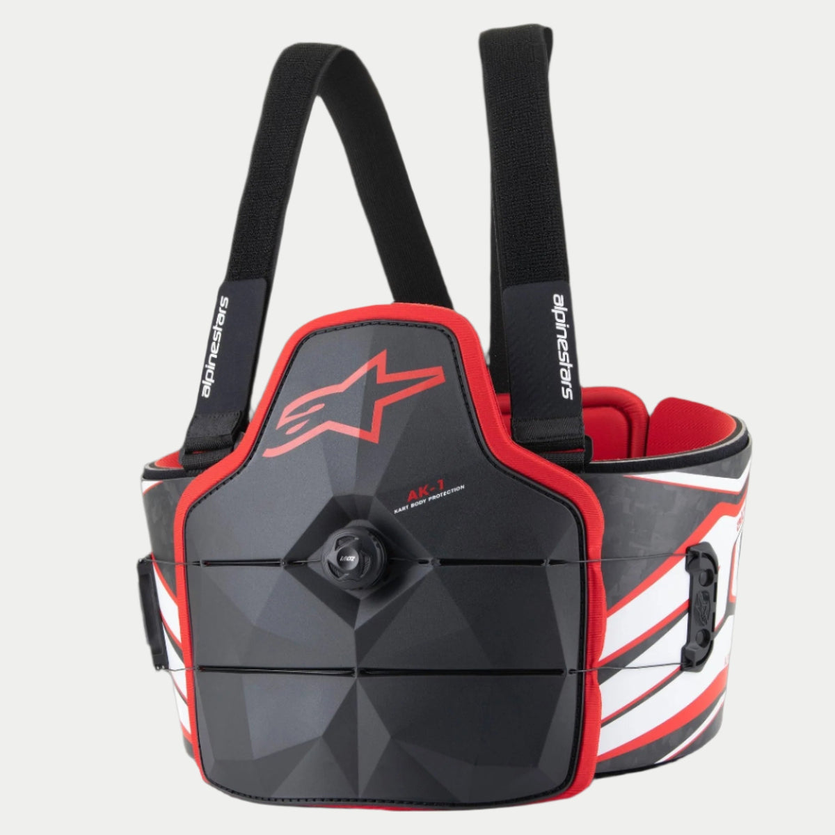Alpinestars AK-1 Kart Body Protector, protección corporal para karting, negro, blanco y rojo, con placa pectoral negra facetada y logotipo Astar rojo, cierre de dial de ajuste rápido, paneles laterales con textura de fibra de carbono con franjas blancas y rojas, y correas de hombro negras ajustables