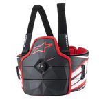 Alpinestars AK-1 Kart Body Protector, protector de torso para karting, negro, blanco y rojo, con sistema de cierre rápido mediante dial, paneles laterales con textura de fibra de carbono y logotipo Astars en rojo, equipo de seguridad profesional con homologación FIA