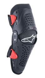 Alpinestars Youth SX-1 Knee Protectors, rodilleras de motocross, negras y rojas, con orificios de ventilación perforados, sistema de bisagra de doble pivote, correas ajustables con hebillas rojas, logotipo de estrella blanca, protección para motociclismo off-road juvenil