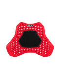 Alpinestars Nucleon Plasma Full Chest Protector Hook and Loop, rojo y negro, con diseño en zigzag perforado para el flujo de aire, panel central grande de gancho y bucle negro, e inserto ergonómico de protección para motocicleta en forma de escudo para impactos.