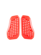 Alpinestars Nucleon Plasma Divided Chest Protector, inserto de protección de pecho roja para motocicleta, patrón en zigzag ventilado con orificios perforados, protección contra impactos con certificación CE, construcción ligera de dos piezas