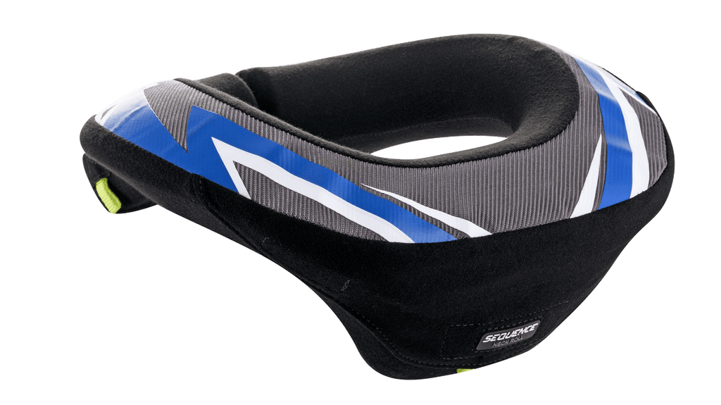 Alpinestars Youth Sequence Neck Roll, protector de cuello, negro antracita y azul, diseño ergonómico con una cola extendida para mayor estabilidad, paneles texturizados grises con detalles gráficos en azul y blanco, forro interior negro suave, diseñado para la seguridad de jóvenes en motocross y karting.