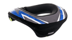 Alpinestars Youth Sequence Neck Roll, protector de cuello, negro antracita y azul, diseño ergonómico con una cola extendida para mayor estabilidad, paneles texturizados grises con detalles gráficos en azul y blanco, forro interior negro suave, diseñado para la seguridad de jóvenes en motocross y karting.