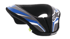 Alpinestars Youth Sequence Neck Roll, protector cervical de motocross juvenil, negro, antracita y azul, con un diseño ergonómico acolchado, paneles estampados en azul y gris, detalles en blanco, logotipo de Alpinestars y forro interior suave para mayor comodidad