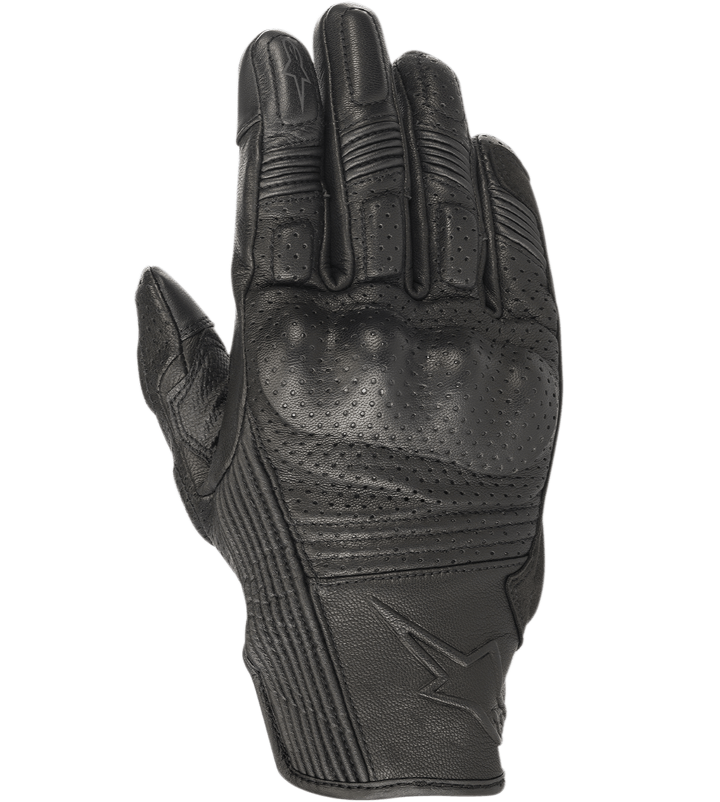 Alpinestars Mustang V2 Gloves, guantes de moto de cuero negro, diseño perforado con protección de nudillos integrada, paneles de acordeón elástico en los dedos, logotipo de estrella en relieve, estilo urbano de puño corto