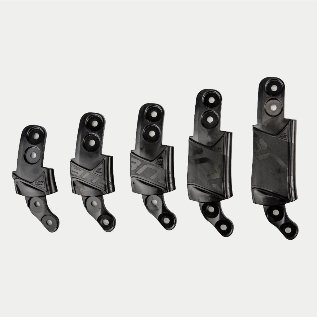 Kit adaptador de talla Alpinestars BNS, accesorio para casco y soporte de cuello, cinco componentes adaptadores de plástico negro en tamaños graduados, diseño modular para el ajuste del calce con orificios de montaje y marca texturizada, color negro sólido