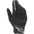 Guantes Alpinestars Copper, guantes de moto urbanos, negros y blancos, vista del dorso que muestra la construcción de malla y tejido, logotipo de Alpinestars blanco en la muñeca y letras en el dedo índice, con paneles de acordeón elásticos y protección de nudillos integrada
