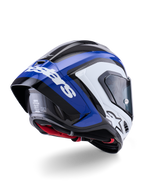 Casco Alpinestars Supertech R10 Arius, casco integral de competición, negro, blanco y azul brillante, vista trasera de tres cuartos que muestra el spoiler aerodinámico, textura de fibra de carbono visible y el logotipo de Alpinestars en blanco