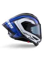 Casco Alpinestars Supertech R10 Arius, casco integral de competición, acabado brillante en negro, blanco y azul, vista lateral aerodinámica que muestra la calota de fibra de carbono y un gran alerón trasero con el logo de Alpinestars, equipamiento de protección profesional para motociclismo
