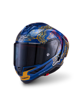 Casco Supertech R10 Martinator Thai de carbono azul brillante con gráficos dorados y visor ahumado oscuro.