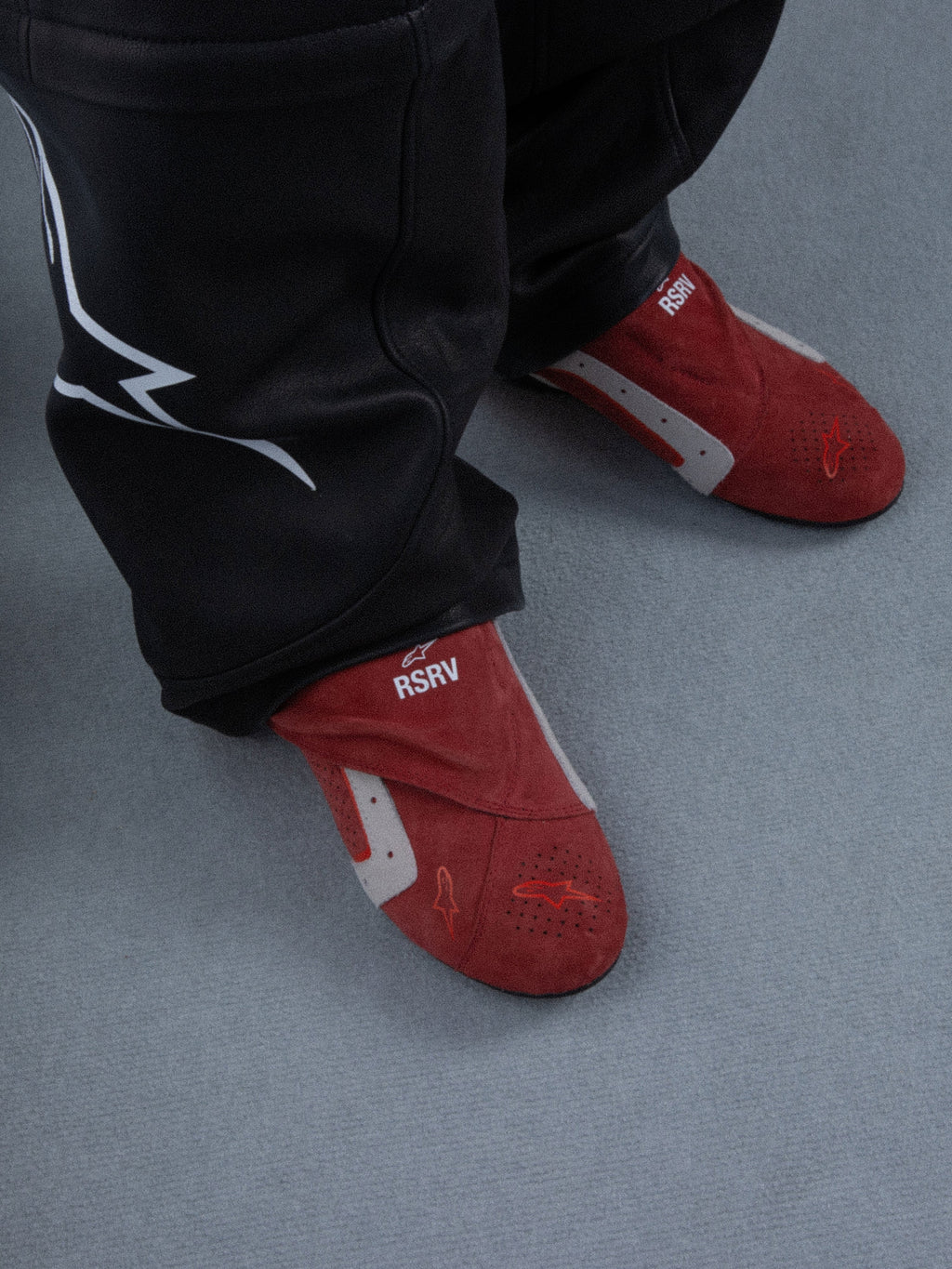 Alpinestars RSRV Starline Shoes, zapatillas rojas con detalles blancos y grises, logo RSRV, textura suave, calzado casual premium