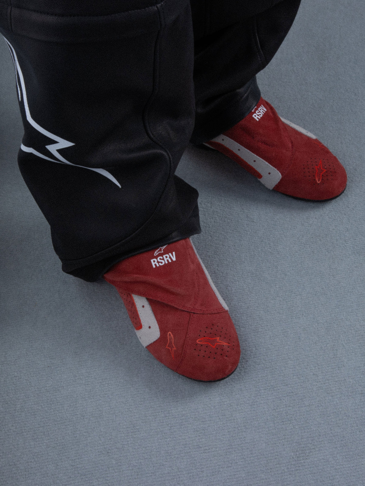 Alpinestars RSRV Starline Shoes, zapatillas rojas con detalles blancos y grises, logo RSRV, textura suave, calzado casual premium