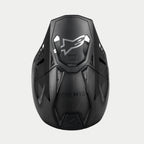 Casco Alpinestars Supertech M10 Fame ECE 22.06, casco de motocross, carbono negro mate y brillante, vista superior que resalta el tejido de fibra de carbono, visera aerodinámica con logotipo plateado de Alpinestars y múltiples puertos de ventilación para carreras todoterreno.