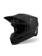 Casco Alpinestars S-M3 Solid ECE 22.06, casco de motocross, negro mate, vista lateral de tres cuartos con visera grande y entradas de aire, carcasa aerodinámica con el logotipo blanco de Alpinestars, equipo profesional para carreras todoterreno