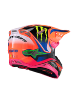 Casco Alpinestars Supertech M10 Deegan Monster ECE 22.06, casco de motocross, naranja flúor, púrpura y rosa brillante, vista trasera en tres cuartos que destaca el diseño aerodinámico con múltiples puertos de ventilación de malla, con el logotipo de Monster Energy en verde lima y la marca Alpinestars.