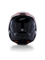 Alpinestars S-M3 Radium Helmet ECE 22.06, casco de motocross, negro brillante con detalles en rojo flúor y blanco, vista trasera que muestra el diseño aerodinámico de la calota, logotipo de la estrella blanca y etiquetas de certificación