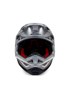 Casco Alpinestars Supertech M10 Flood ECE 22.06, casco de motocross, plata, negro y naranja flúor, vista frontal con calota aerodinámica, amplia apertura para la visión con acolchado interior rojo, logotipo de Alpinestars en negro y mentonera ventilada para competición off-road