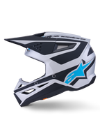 Alpinestars S-M3 Heat Helmet ECE 22.06, casco de motocross, acabado mate plata, azul y negro, vista de perfil lateral, con logotipo de la estrella Alpinestars en azul brillante, visera negra y múltiples puertos de ventilación, diseño aerodinámico agresivo para carreras todoterreno