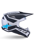 Alpinestars S-M3 Heat Helmet ECE 22.06, casco de motocross, plata, azul y negro mate, vista de perfil lateral con llamativos gráficos en negro, logotipo A-star en azul brillante, visera aerodinámica negra y múltiples puertos de ventilación para rendimiento off-road