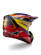 Casco Alpinestars Supertech M10 Era, casco de motocross, amarillo oro y rojo Rio brillante, vista trasera en tres cuartos que muestra la carcasa de fibra de carbono con gráficos en rojo y amarillo, detalles en azul, perfil aerodinámico con múltiples puertos de ventilación y el distintivo logotipo de Astar.