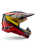 Alpinestars Supertech M10 Era Helmet, casco de motocross, amarillo dorado y rojo Rio brillante con detalles en azul y negro, diseño aerodinámico con visera integrada, múltiples puertos de ventilación cubiertos de malla y detalles de fibra de carbono, certificado ECE 22.06