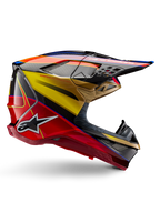 Alpinestars Supertech M10 Era Helmet, casco de motocross, amarillo dorado y rojo Rio brillante con detalles en azul y negro, diseño aerodinámico con visera integrada, múltiples puertos de ventilación cubiertos de malla y detalles de fibra de carbono, certificado ECE 22.06