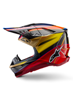 Casco Alpinestars Supertech M10 Era, casco de motocross, amarillo dorado y rojo río brillante, perfil lateral con textura de fibra de carbono y gráficos llamativos, logotipo de la estrella de Alpinestars, forma aerodinámica con múltiples puertos de ventilación, protección profesional para carreras off-road