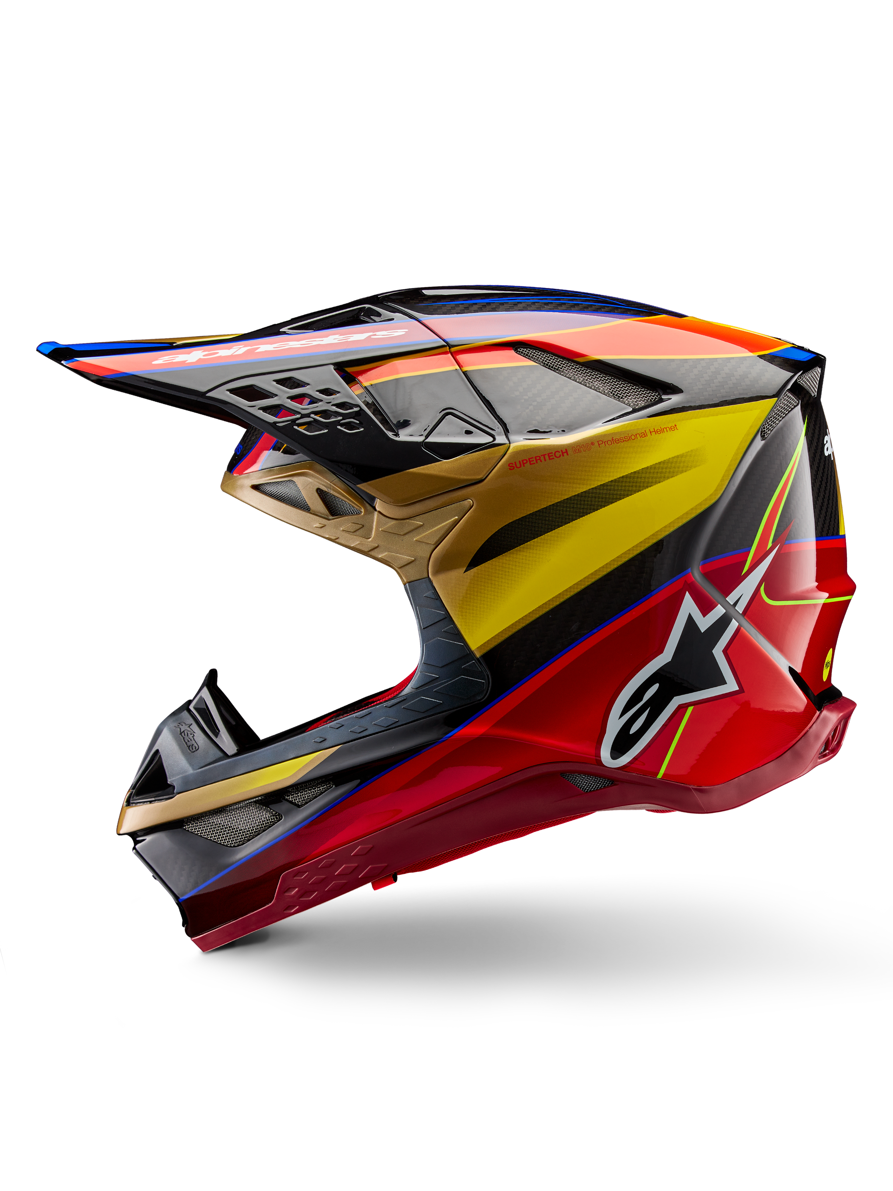 Casco Alpinestars Supertech M10 Era, casco de motocross, amarillo dorado y rojo río brillante, perfil lateral con textura de fibra de carbono y gráficos llamativos, logotipo de la estrella de Alpinestars, forma aerodinámica con múltiples puertos de ventilación, protección profesional para carreras off-road
