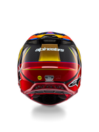 Casco Alpinestars Supertech M10 Era, casco de motocross, color amarillo dorado y rojo río brillante, vista trasera con logotipo de Alpinestars en blanco, logo MIPS y puertos de ventilación aerodinámicos, construcción de fibra de carbono multicompuesta con detalles azules