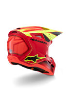 Casco Alpinestars S-M3 Youth Fray, rojo y amarillo flúor brillante, vista trasera en tres cuartos, con logotipos negros destacados y ventilaciones aerodinámicas, casco de motocross juvenil de alta visibilidad