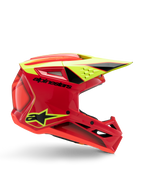 Casco Alpinestars S-M3 Youth Fray, casco de motocross, rojo, amarillo flúor y negro brillante, vista de perfil lateral que muestra un diseño aerodinámico con visera integrada y rejillas de ventilación prominentes, logotipo negro sobre una calota roja vibrante, optimizado para el rendimiento off-road juvenil
