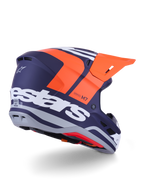 Casco Alpinestars S-M7 Core, casco de motocross, naranja y azul mate, vista trasera-lateral con el logotipo de Alpinestars en blanco llamativo en la parte trasera, visera naranja brillante, calota de composite aerodinámica con detalles en gris, protección profesional para competición off-road