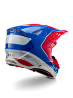 Casco Alpinestars Supertech M10 Aeon ECE 22.06, casco de motocross, rojo brillante, azul y blanco brillante, vista lateral trasera con un perfil aerodinámico, logotipos de Alpinestars en plateado y puertos de ventilación integrados.
