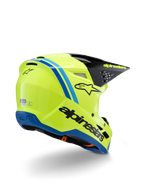 Casco Alpinestars S-M3 Youth Radium ECE 22.06, casco de motocross, amarillo flúor con detalles en negro y azul, vista trasera en tres cuartos que muestra la visera negra con logotipo amarillo y ribete de la base azul